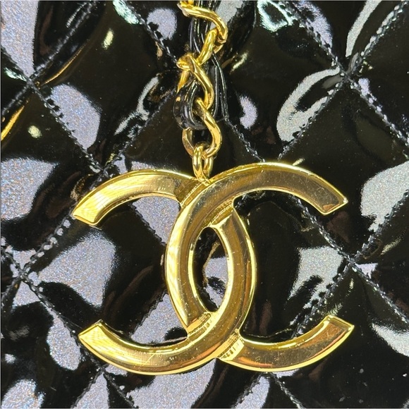 CHANEL Black patent Leather Bag with Gold Charm. - Picture 3 of 15